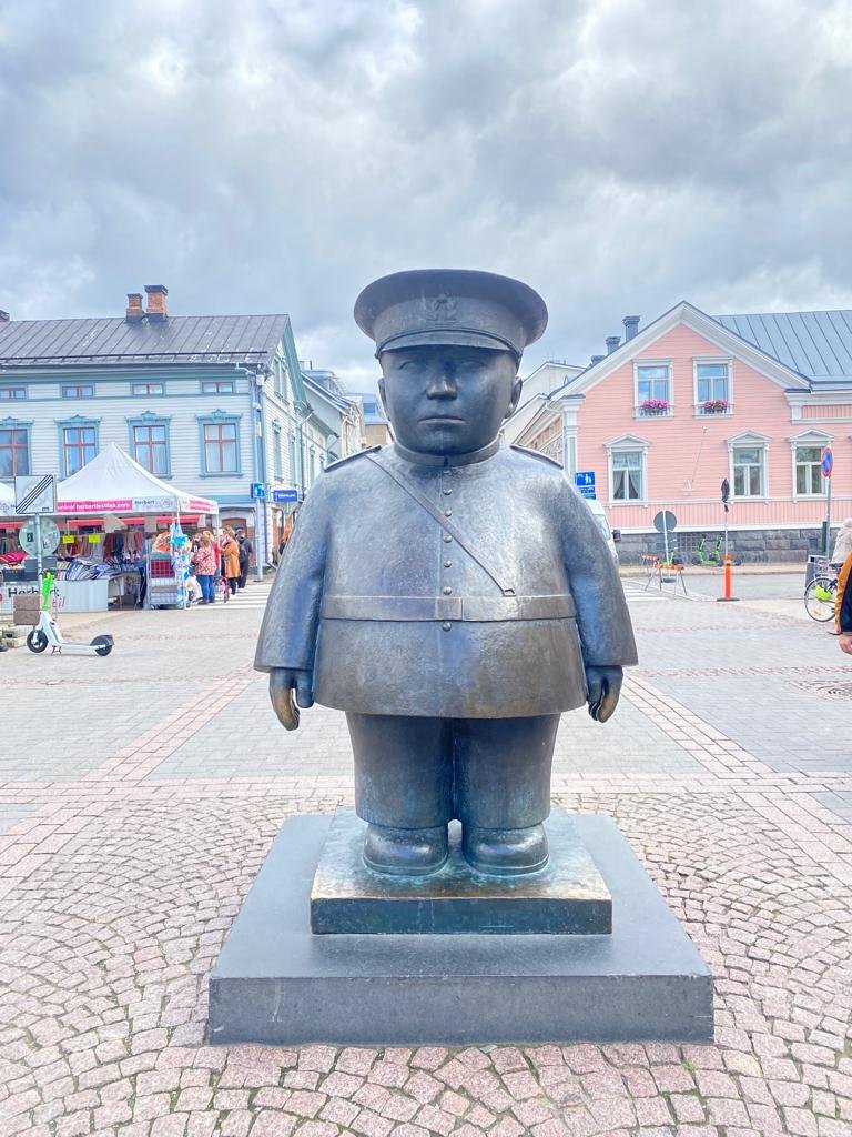 Toripolliisi (The Bobby at the Market Place)